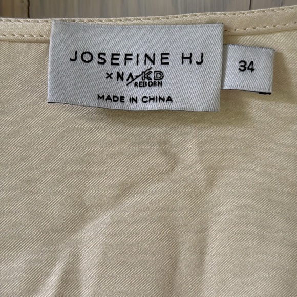 Chic Satin Tie-Front Blouse - Picture 6 of 11